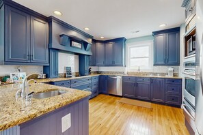 Køleskab, mikrobølgeovn, ovn, kogeplade