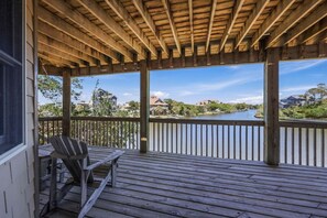 Terrace/patio - Waterfront House w/ Private Hot Tub, Free WiFi, Water View, Shared Pool (Frisco)