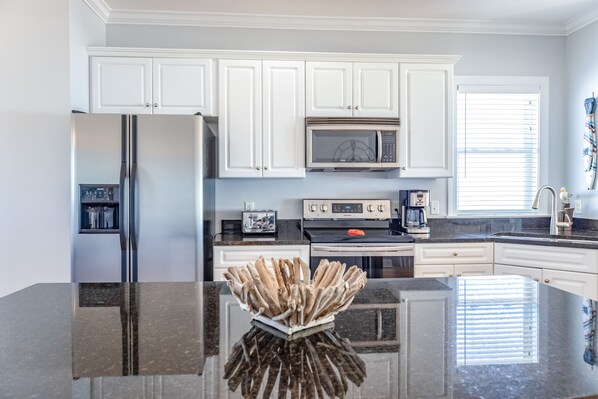 ثلاجة، ميكروويف، فرن، موقد طهي مسطح