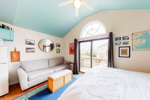 1 bedroom, internet, bed sheets - Oceanfront escape for two with fast WiFi, central AC, & easy beach access (Hatteras)