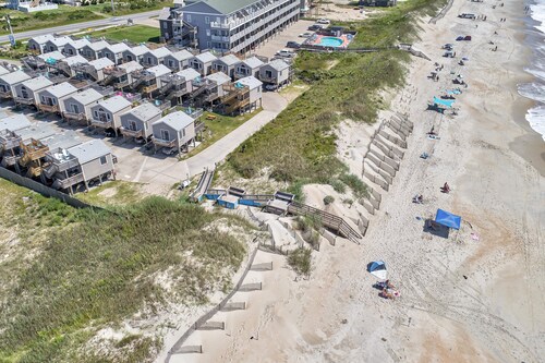 Oceanfront escape for two with fast WiFi, central AC, & easy beach access