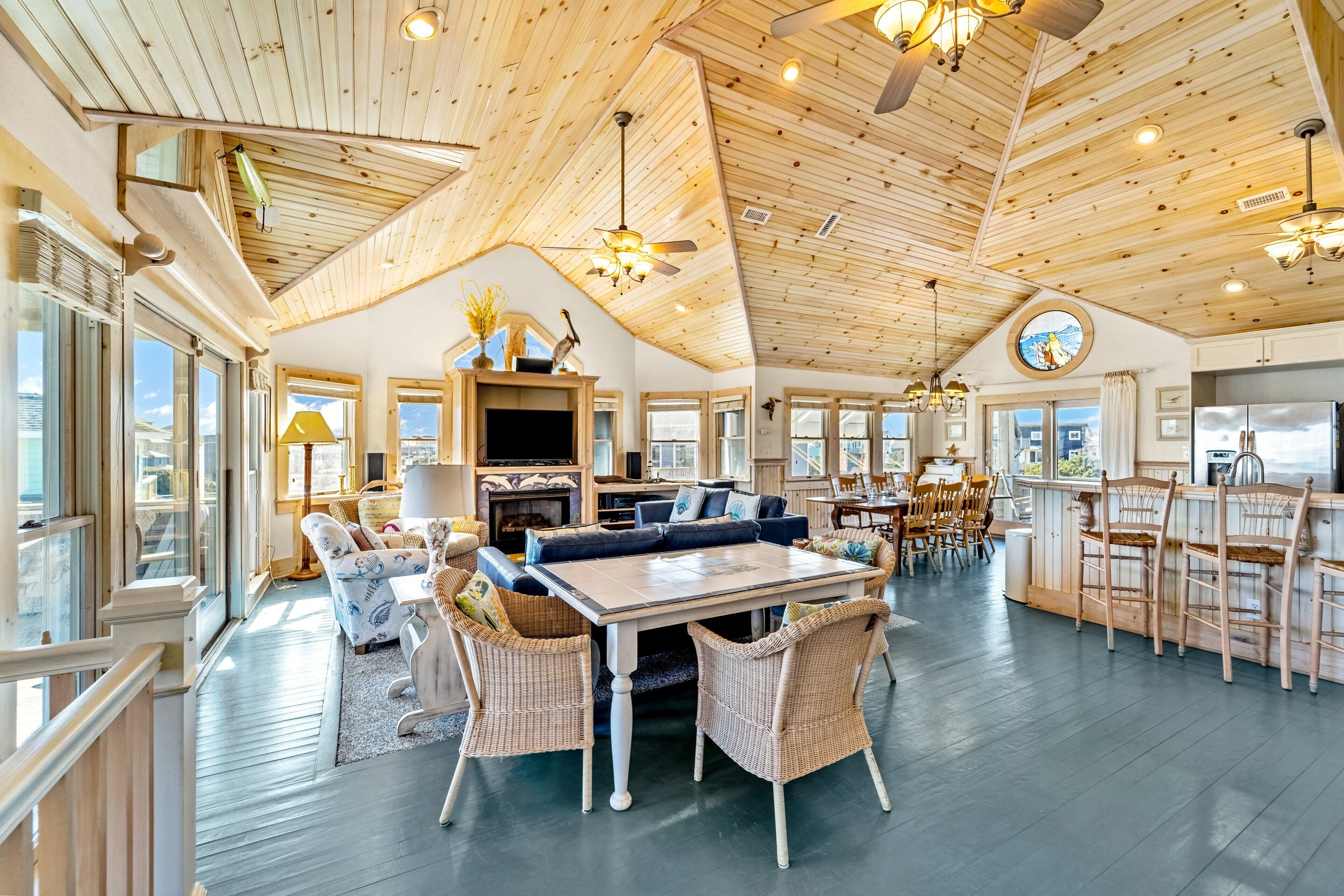 Fernseher, DVD-Player, Bücher, Stereoanlage