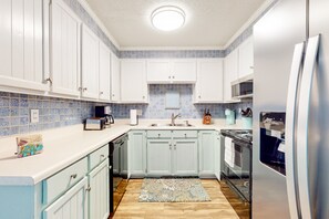 Réfrigérateur, four à micro-ondes, un four, surface de cuisson