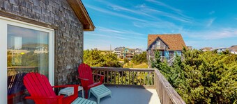 Coastal House with Shared Pool, Free WiFi, Private Washer/Dryer, and Central A/C