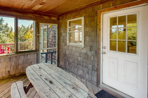 Coastal House with Shared Pool, Free WiFi, Private Washer/Dryer, and Central A/C