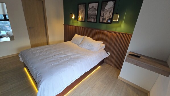 2 عدّة غرف نوم ومكواة/لوح كي وواي فاي وملاءات أسرّة