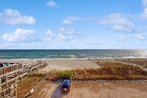 On the beach - Oceanfront condo with furnished balcony, washer/dryer, & central AC (Carolina Beach)