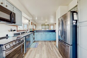 Refrigerador, microondas, horno y parrilla de estufa 