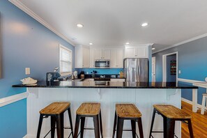 Kjøleskap, mikrobølgeovn, ovn og kokeplater