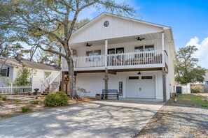 Exterior - Cheerful dog-friendly home with kitchen, balcony, patio, & W/D - close to beach (Oak Island)