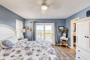 4 bedrooms, free WiFi, bed sheets - Oceanfront dog-friendly home with private hot tub, ocean-view sundecks, AC & W/D (Frisco)