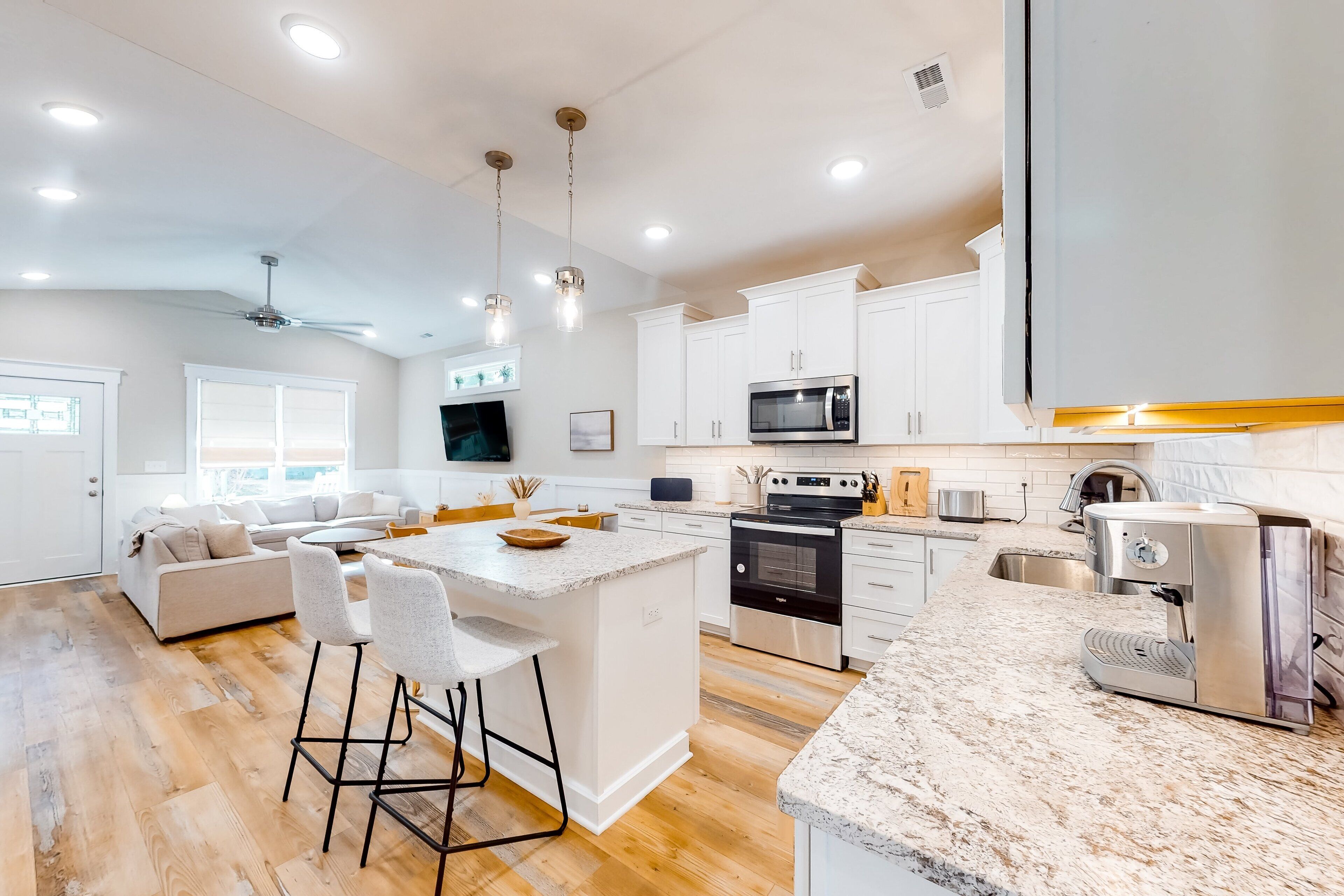 Jääkaappi, mikroaaltouuni, uuni, liesi