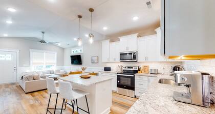 Pawsitive Island Escape: Dog Friendly, Fenced Yard