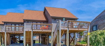 Beachfront villa with ocean views, central AC, WiFi & washer/dryer