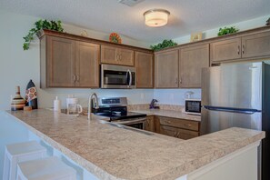 Kjøleskap, mikrobølgeovn, ovn og kokeplater