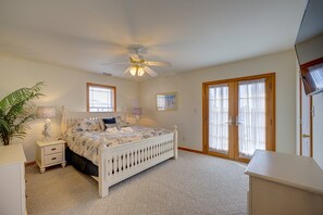 4 bedrooms, desk, free WiFi, bed sheets