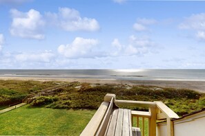 Property grounds - Pelican's Penthouse:  Snowbird friendly top-floor condo with ocean view balcony (Caswell Beach)