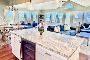 TV - Steps From Oceanfront. Luxury Bath & Kitchen. Nat'l Seashore & Lighthouse Views (Frisco)
