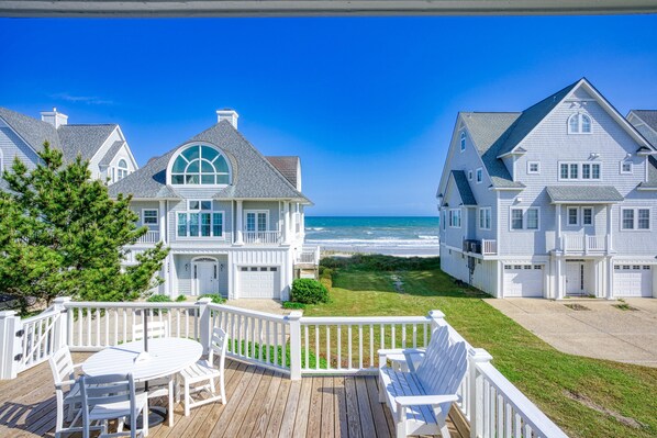 Outdoor dining - Oceanfront home with beach access, washer/dryer, pool & central AC (North Topsail Beach)