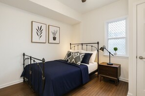 3 عدّة غرف نوم ومكواة/لوح كي وواي فاي وملاءات أسرّة