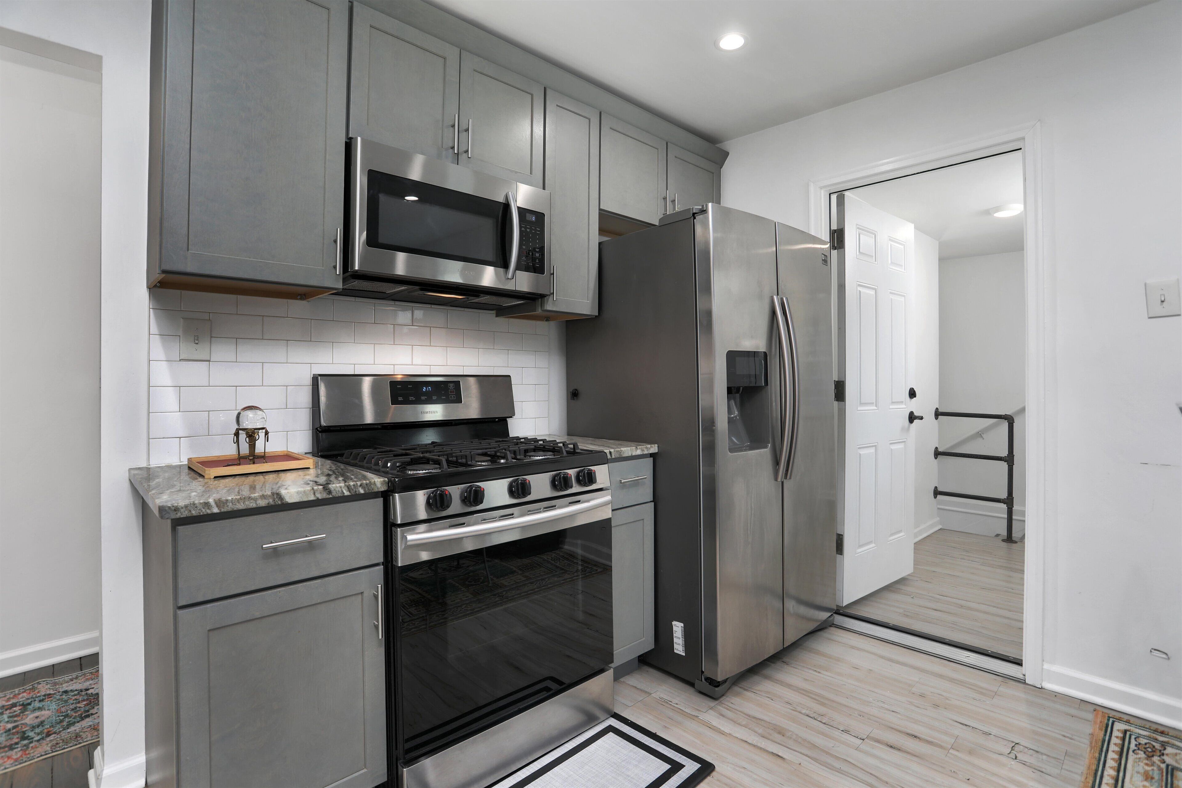 Mikrobølgeovn, ovn, kokeplater og oppvaskmaskin