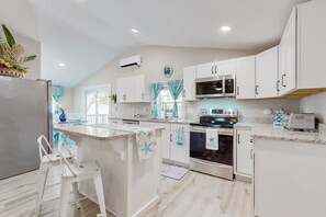 Kjøleskap, mikrobølgeovn, ovn og kokeplater