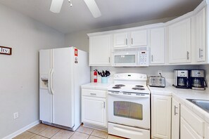 Kjøleskap, mikrobølgeovn, ovn og kokeplater