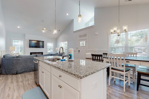 Knee Deep: Family friendly, near beach