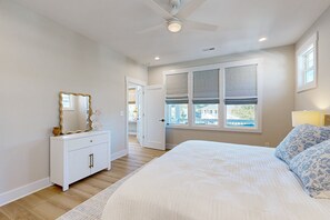 3 bedrooms, Internet, bed sheets - Coastal home with large deck, close to beach and local attractions (Oak Island)