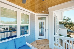 Terrace/patio - Coastal home with large deck, close to beach and local attractions (Oak Island)
