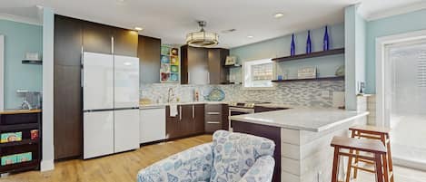 Réfrigérateur, micro-ondes, four, plaque de cuisson