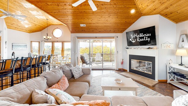 TV, fireplace, DVD player - Reel 'Em Inn 403: Gorgeous, outdoor pool, spacious carport, decks (Avon)
