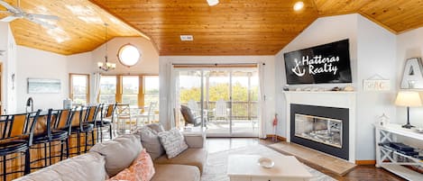 Televisión, chimenea, reproductor de DVD