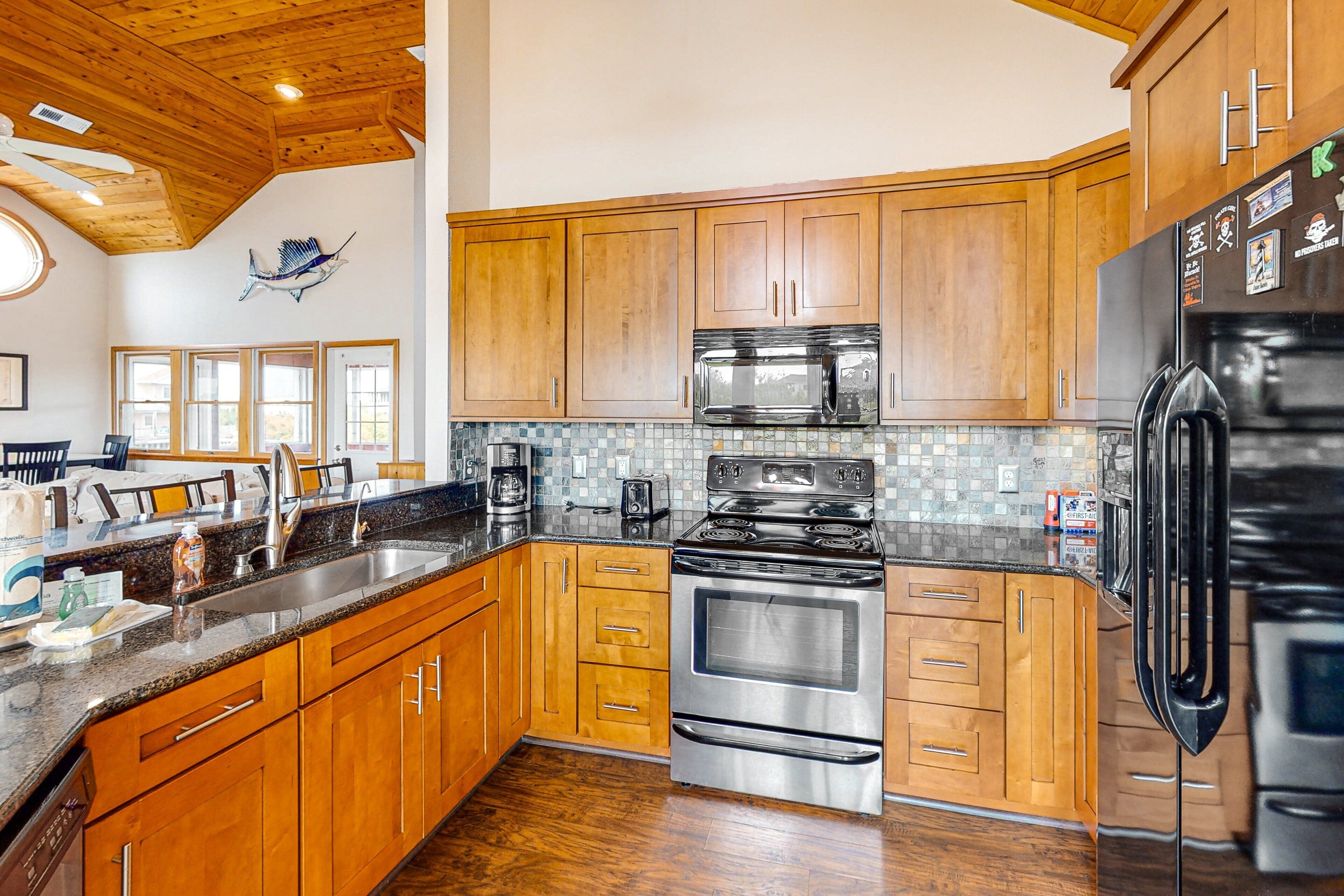 Réfrigérateur, four à micro-ondes, un four, surface de cuisson