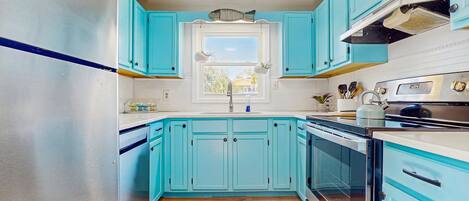 Kühlschrank, Mikrowelle, Ofen, Herdplatte