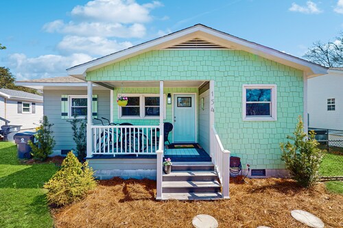 Dog-friendly coastal home with enclosed yard, fire pit and close to beach