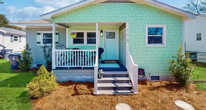 Dog-friendly coastal home with enclosed yard, fire pit and close to beach