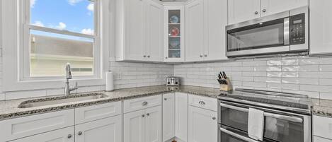 Een koelkast, een microgolfoven, een oven, een kookplaat