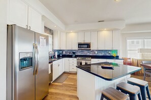 Geladeira, micro-ondas, fogão, cooktop