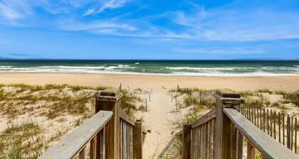 Island Girl: Oceanfront home with beach access, pool, game room