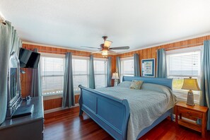 5 bedrooms, desk, iron/ironing board, free WiFi - Reel Living #3-AV: Dog-Friendly, Waterfront Home, Hot Tub (Avon)