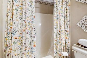 Douche, sèche-cheveux, serviettes fournies