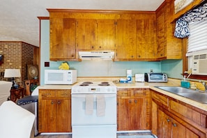 Wasserkocher mit Kaffee-/Teezubehör, Kühlschrank, Mikrowelle, Ofen