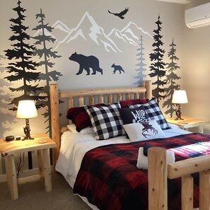 4 bedrooms, free WiFi, bed sheets - Cozy Pocono all-season lake view home with hot tub (Pocono Lake)