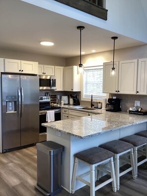 Refrigerador, microondas, horno y parrilla de estufa 