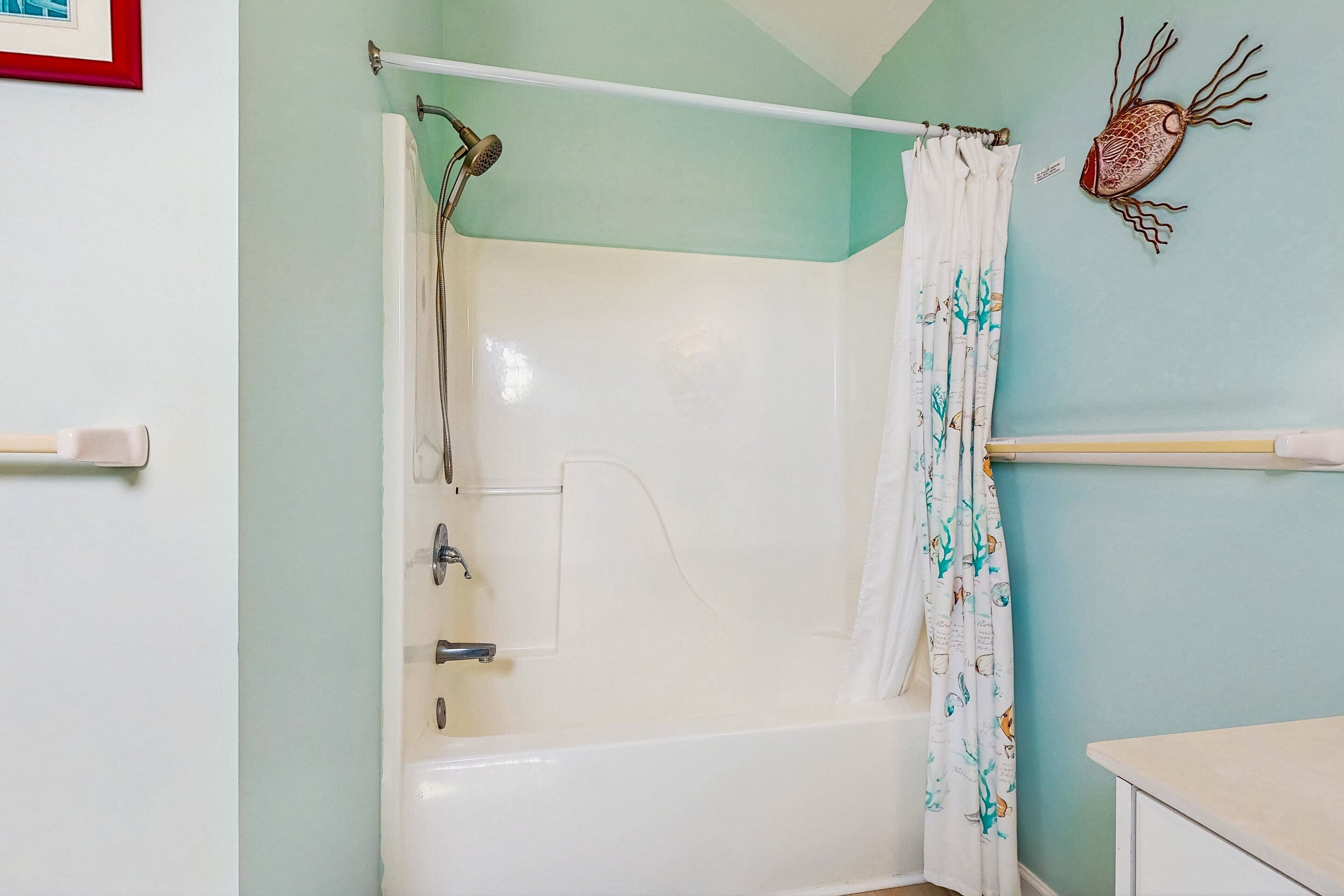 Een badkamer met een bad, een douche en een toilet.
