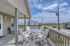 Outdoor dining - Ocean & beach-view home with large deck, private washer/dryer, AC, beach access (North Topsail Beach)