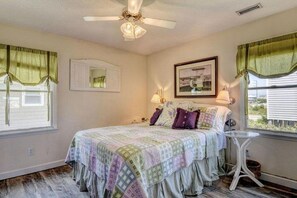 3 bedrooms, free WiFi, bed sheets - Ocean & beach-view home with large deck, private washer/dryer, AC, beach access (North Topsail Beach)