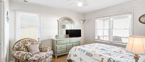 4 عدّة غرف نوم وخدمة الإنترنت وملاءات أسرّة