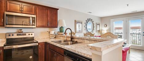 Réfrigérateur, micro-ondes, four, plaque de cuisson